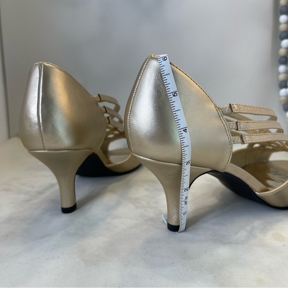 Easy Street Women's Oceana Pump, Gold Metallic, 9.5 Wide - Picture 5 of 14